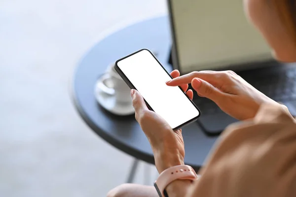 Nahaufnahme Über Die Schulter Einer Frau Die Café Ihr Smartphone — Stockfoto