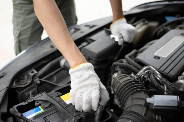 Otomatik Serviste Çalışan Mekaniklerin Kırpılmış Görüntüsü — Stok fotoğraf