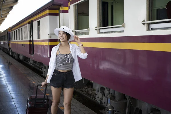 Fröhliche Asiatische Reisende Läuft Mit Gepäck Bahnhof — Stockfoto