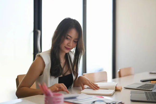 Jovem Mulher Asiática Designer Sentado Escritório Criativo Tomar Nota Notebook — Fotografia de Stock