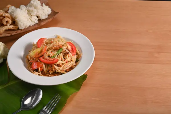 Salade Papaye Som Tum Riz Collant Sur Table Bois Concept — Photo