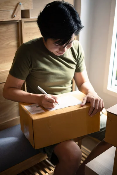 사업주 집에서 일하면서 고객을 포장용 상자를 준비하는 — 스톡 사진