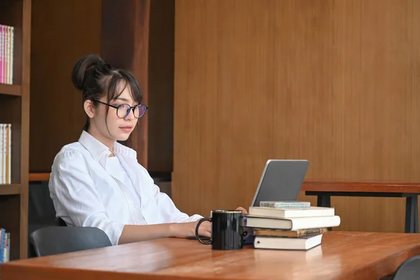 Giovane Donna Asiatica Che Utilizza Computer Portatile Nel Caffè Moderno — Foto Stock
