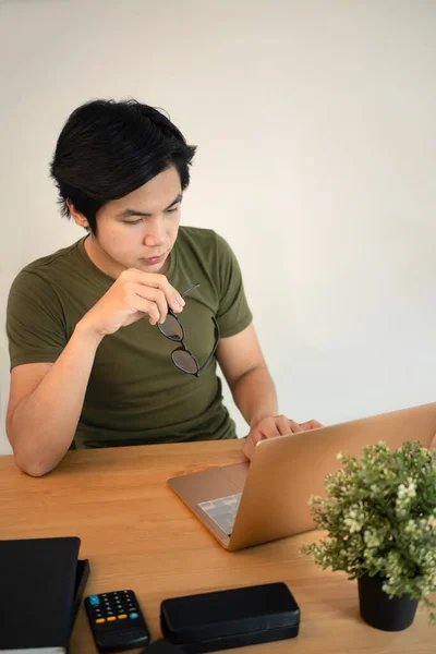 Poważny Człowiek Freelancer Pracuje Online Laptopem Domu — Zdjęcie stockowe