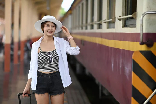 Eine Junge Asiatin Wartet Bahnhof Auf Ihren Zug Urlaub Reise — Stockfoto