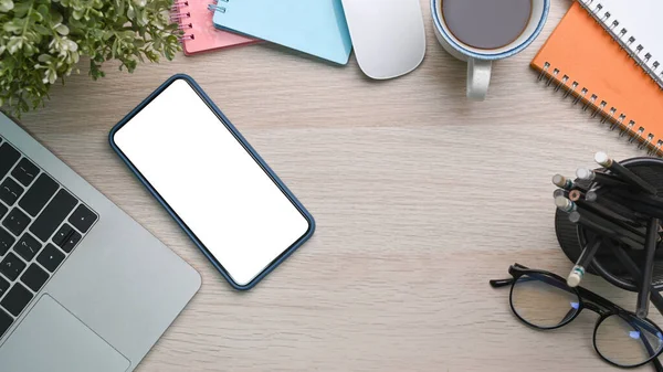 Ovanifrån Smart Telefon Med Tom Skärm Och Bärbar Dator Träbord — Stockfoto