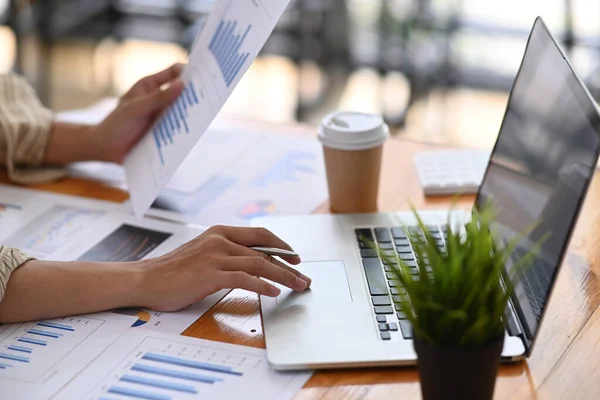 Businesswoman Pomocí Notebooku Analýzu Finančních Dat Kancelářské Stůl — Stock fotografie