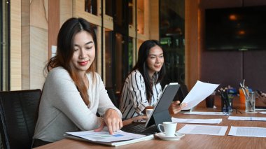 Modern ofiste birlikte çalışan tasarımcı takımı..