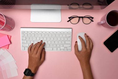 Ofiste modern bir cihazla çalışan grafik tasarımcısının üstü.