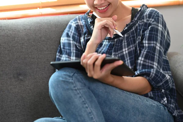 Beskuren Skott Ler Ung Kvinna Sitter Soffan Och Använder Digital — Stockfoto