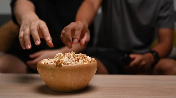 Close Uitzicht Twee Mannen Zitten Bank Het Eten Van Popcorn — Stockfoto