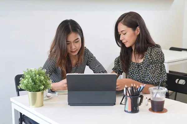 Dos Mujeres Negocios Colegas Que Trabajan Junto Con Tableta Ordenador — Foto de Stock