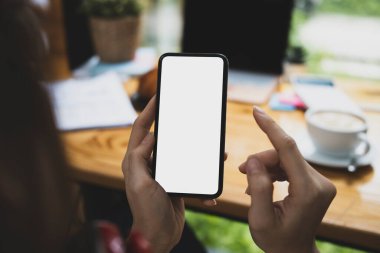 Yakın plan kadın elinde akıllı telefon tutuyor..