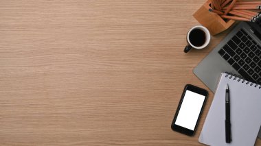 Bilgisayarı, akıllı telefonu ve defteri olan en iyi ofis masası..