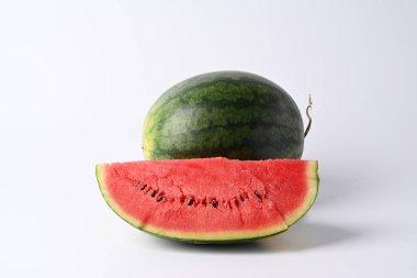 Beyaz arka plan üzerinde izole bütün ve dilim karpuz.