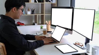 Yan görüş işadamı ofisinde modern aletlerle çalışıyor..