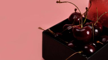 Taze kirazları bir kutuya koy..