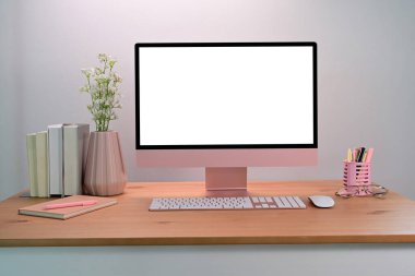 Tahta masadaki boş ekranlı bilgisayar. Kadın çalışma alanı.