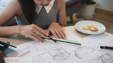 Kırpılmış kadın, evde mimarlık projesinde çalışıyor..