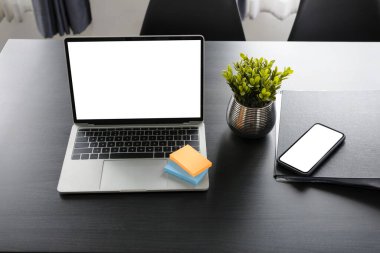 Bilgisayar bilgisayarı, yapışkan notlar, belge ve akıllı telefon ofis masasında..