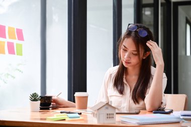 Ofisinde dijital tabletle çalışan bir emlakçı..