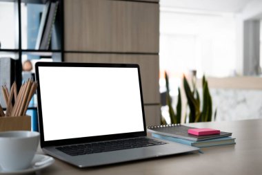 Ofis masasında beyaz ekran olan dizüstü bilgisayarı kapat.