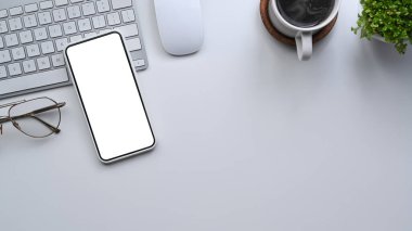 Üst düzey iş adamı ofis masasında akıllı telefon kullanıyor..