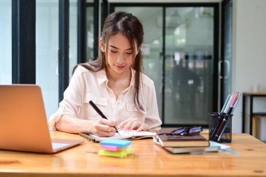 Modern ofiste çalışan Asyalı kadın ofis çalışanı.