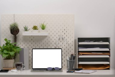 Laptop bilgisayarı, erzakları ve taze bitkileri olan rahat bir ofis..