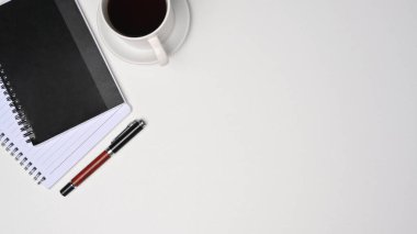Üst görünüm defteri ve kahve fincanı beyaz arkaplanda, boşluğu kopyala.
