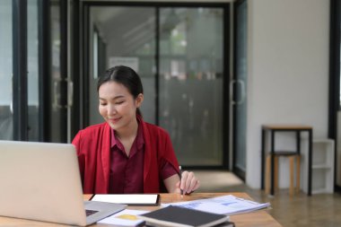 Ofiste modern cihazlarla çalışan iş kadını.