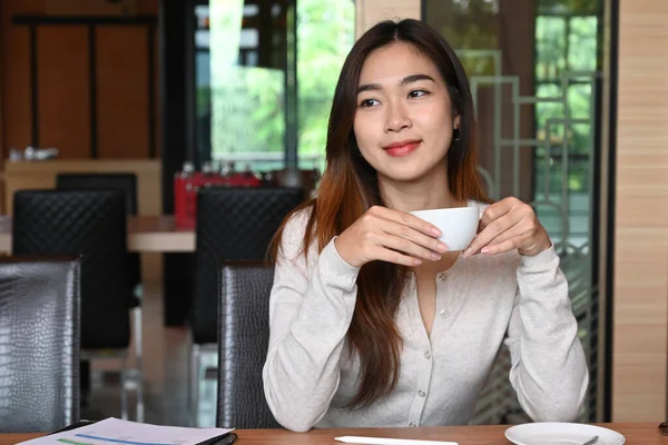 Jovem Feliz Sentada Escritório Bebendo Café — Fotografia de Stock