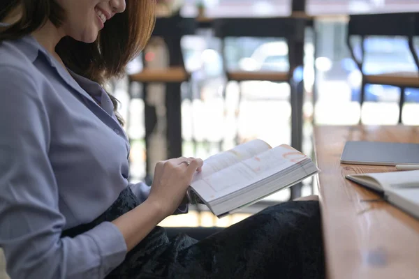 Glimlachende Jonge Vrouw Zit Koffieshop Leest Een Boek — Stockfoto