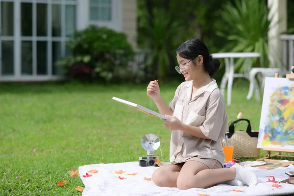 Glücklich Asiatisch Mädchen Having Spaß Painting Bei Outdoor — Stockfoto