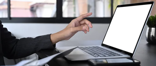 Erschossener Geschäftsmann Zeigt Auf Bildschirm Des Laptops — Stockfoto