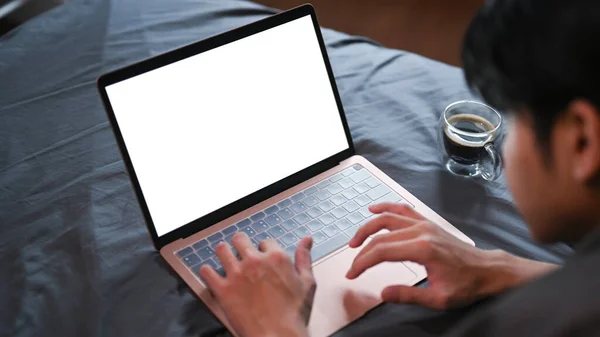 Молодой Человек Лежит Кровати Просматривает Интернет Ноутбуком Утром — стоковое фото