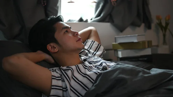Mladý Asijský Muž Relaxuje Své Posteli Víkendu — Stock fotografie