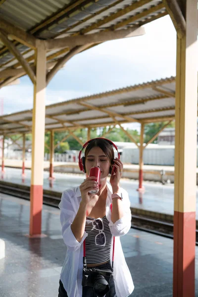 Genç Bayan Gezgin Meşrubat Içiyor Tren Istasyonunda Tren Bekliyor — Stok fotoğraf