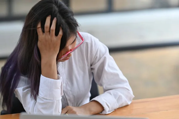 Joven Mujer Asiática Sintiéndose Cansada Aburrida Con Problemas Depresión —  Fotos de Stock