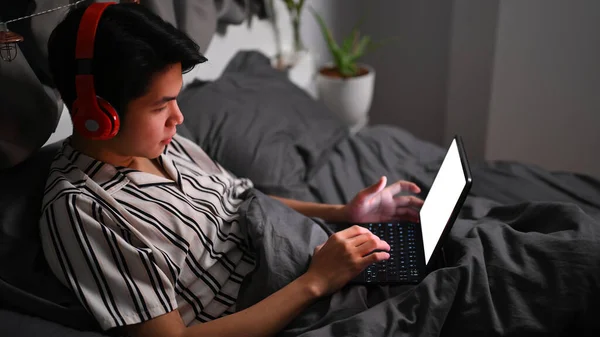 Jonge Aziatische Man Draagt Koptelefoon Surfen Internet Met Computer Tablet — Stockfoto