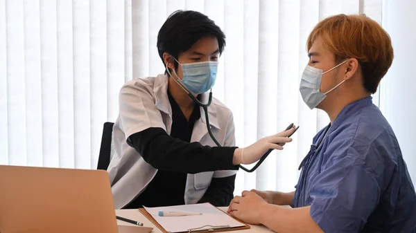 Médico Usando Estetoscópio Exame Paciente Masculino Clínica — Fotografia de Stock