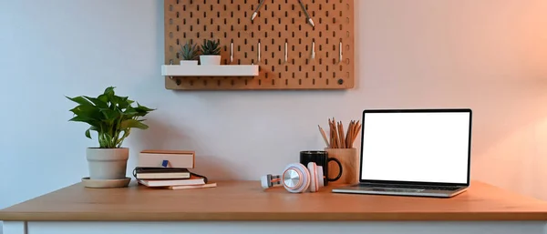 Компьютерный Ноутбук Чистым Экраном Чехол Принадлежности Деревянном Столе — стоковое фото