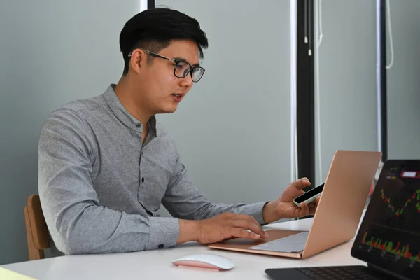 Inteligentny Biznesmen Korzystający Telefonu Komórkowego Pracujący Laptopem Miejscu Pracy — Zdjęcie stockowe