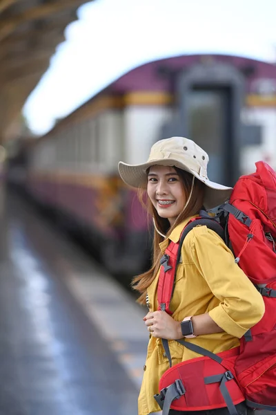 Portrét Ženy Cestovatel Stojí Vlakovém Nádraží Usmívá Kamery Cestovní Koncept — Stock fotografie
