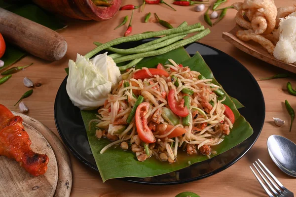 Pittige Papaya Salade Zwarte Plaat Houten Ondergrond — Stockfoto