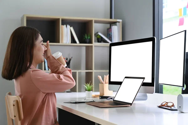 Allegro Giovane Donna Ridendo Mentre Seduto Suo Spazio Lavoro — Foto Stock