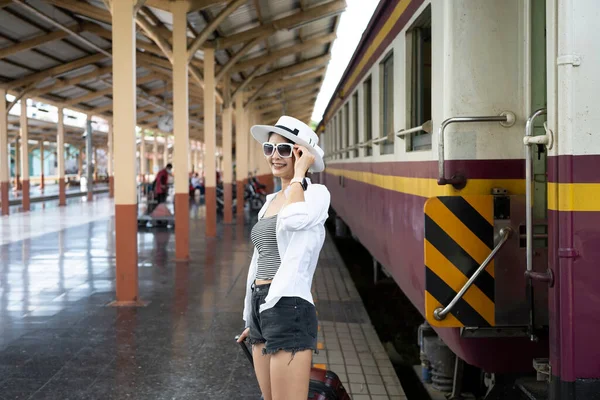 Asiatin Mit Koffer Wartet Bahnhof Auf Zug — Stockfoto