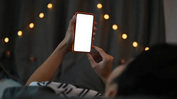 Giovane Uomo Sdraiato Sul Suo Letto Utilizzando Smart Phone Notte — Foto Stock