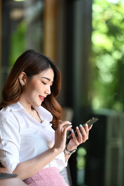 Sorrindo Jovem Mulher Usando Telefone Celular Escritório — Fotografia de Stock