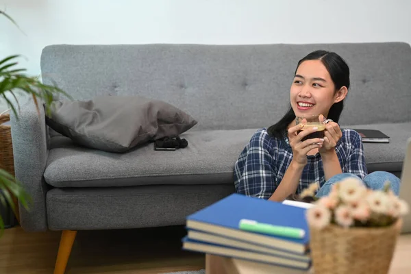 Ung Hona Som Håller Kaffekopp Sittande Vardagsrummet — Stockfoto